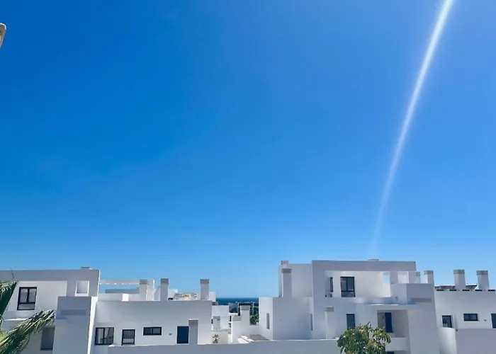 Penthouse With Private Solarium - Pool & Free Parking *