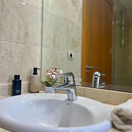 Penthouse With Private Solarium - Pool & Free Parking Apartment *