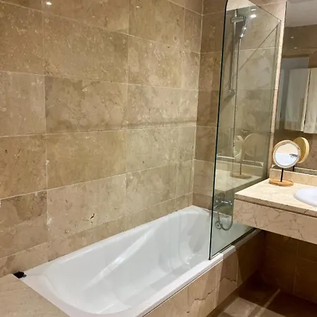 Penthouse With Private Solarium - Pool & Free Parking Apartment *